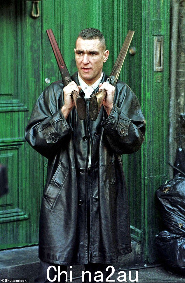 维尼·琼斯 (Vinnie Jones) 最出名的身份是一名前足球运动员,同时也扮演好莱坞硬汉角色。 (如图,琼斯先生在《Lockstock 和两个大烟桶》片场,1997 年)