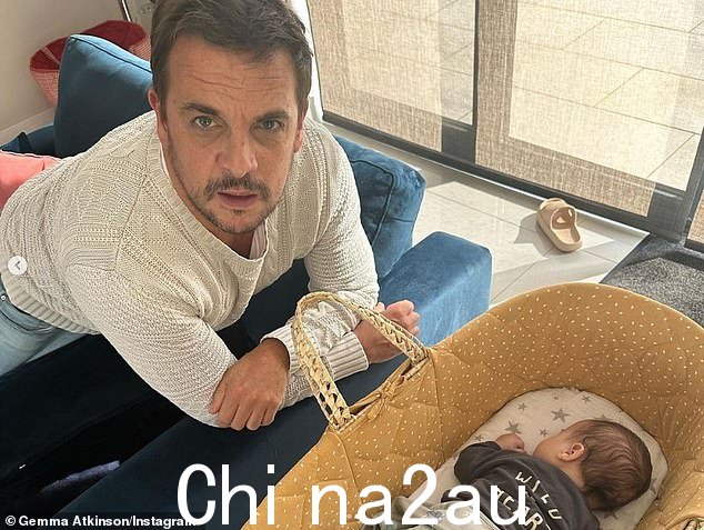 相关照片:Gemma 分享了这张照片,照片中她的儿子和她的朋友、星球广播明星 Mike Toolan 一起躺在前面