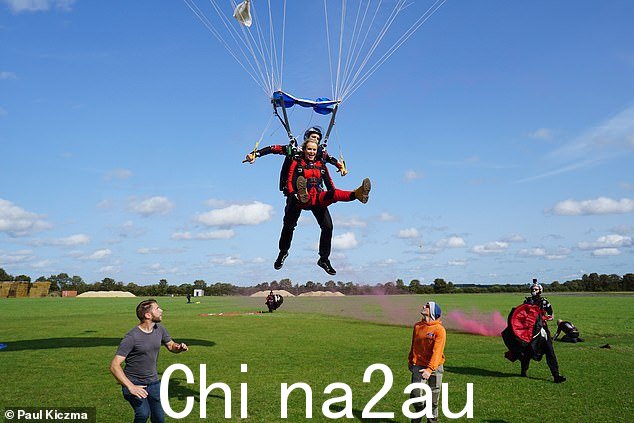 真是一个挑战!阿曼达和她的团队一起从飞机上跳下来,他们装备了烟雾罐和红心旗,在天空中形成了史诗般的队形