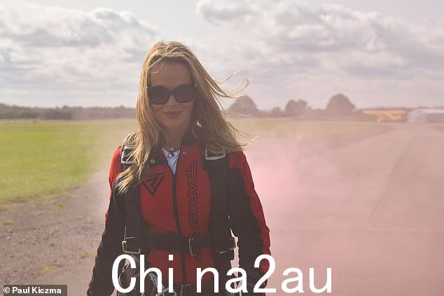 比赛开始!周三,阿曼达加入了 The Wings Parachute Display Team,他们专门从事史诗般的空中表演 - 阿曼达的表演同样令人着迷