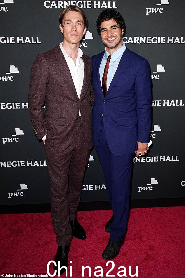 Dapper:42 岁的设计师 Zac Posen 与合作伙伴 Harrison Ball 一起在事件。 Zac 选择了蓝色西装和酒红色领带,而 Harrison 则穿着茄子色调的西装