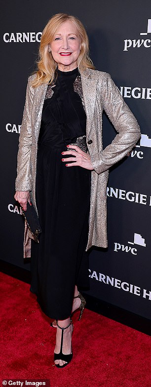 银色女王:《Sharp Objects》明星帕特里夏·克拉克森 (Patricia Clarkson),63 岁,身穿黑色连衣裙和金属银色外套,令人赞叹不已
