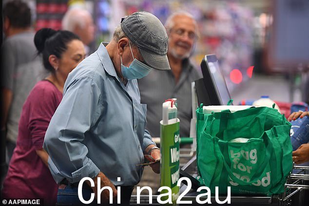 Urquhart 先生表示,老年澳大利亚人有钱消费,是市场的主要推动力(如图,老年购物者在 Woolworths 结账处)