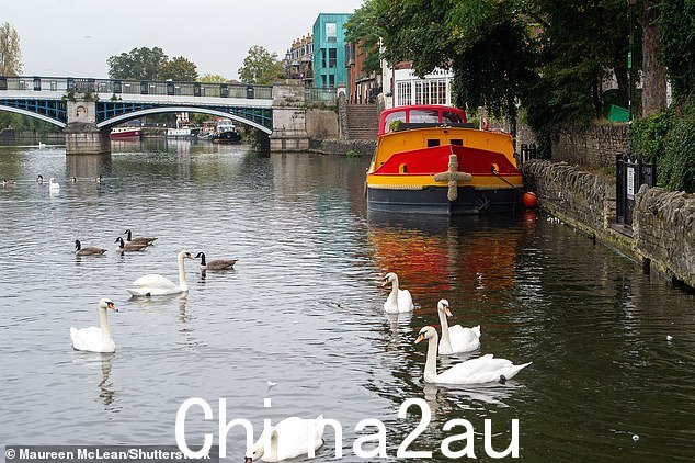 在潮湿的 9 月底之后,英国大部分地区将迎来温暖的天气,但预计未来几天北爱尔兰、苏格兰和英格兰北部仍将有持续大雨. 图为:周一伯克郡温莎的泰晤士河