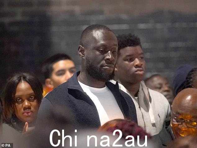 Stormzy 与一位悲伤的母亲和数百名哀悼者一起参加烛光守夜活动,纪念上周在克罗伊登上学途中被刺伤的 15 岁女孩