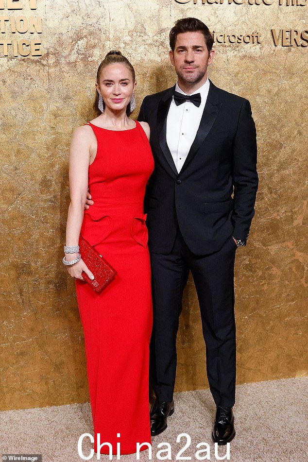 另一位 DVP 女孩:还有艾米莉·布朗特 (Emily Blunt),她扮演梅丽尔的讨厌助手;与丈夫 John Krasinski