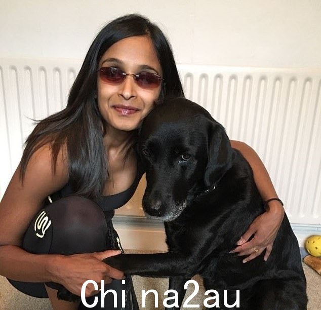 Jaina,39 岁,来自莱斯特,17 岁时因青霉素严重反应差点死亡。这位 A-level 学生昏迷了 10 天,然后完全失明。但十年后,她与导盲犬劳拉 (Laura) 成为伴侣