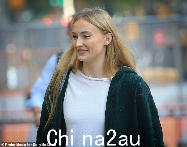 27 岁的英国女演员和 34 岁的美国流行歌星分别抵达纽约金融区 Wilmer Hale 的办公室