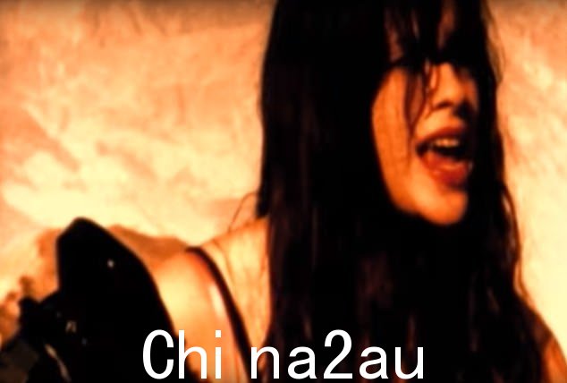 巨大成功:Alanis 专辑《Jagged Little Pill》中的 1995 年经典歌曲赢得了格莱美最佳摇滚歌曲奖,并使这位加拿大女歌手家喻户晓