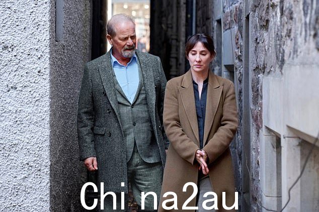 成为电视上最可怕的人一定有其好处。很容易想象 Peter Mullan 可以走进任何拥挤的餐厅,要求最好的桌子,然后这个地方就会清空