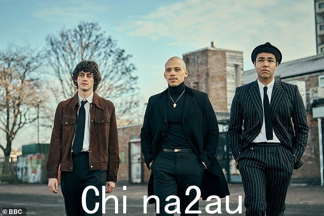 剧情:该剧讲述了一个大家庭和四个年轻人的故事,他们被吸引到爆炸性的标志性音乐场景中(L-R Levi Brown 饰演 Dante Williams,Ben Rose 饰演 Bardon Quinn,Jordan Bolger 饰演 Gregory Williams)