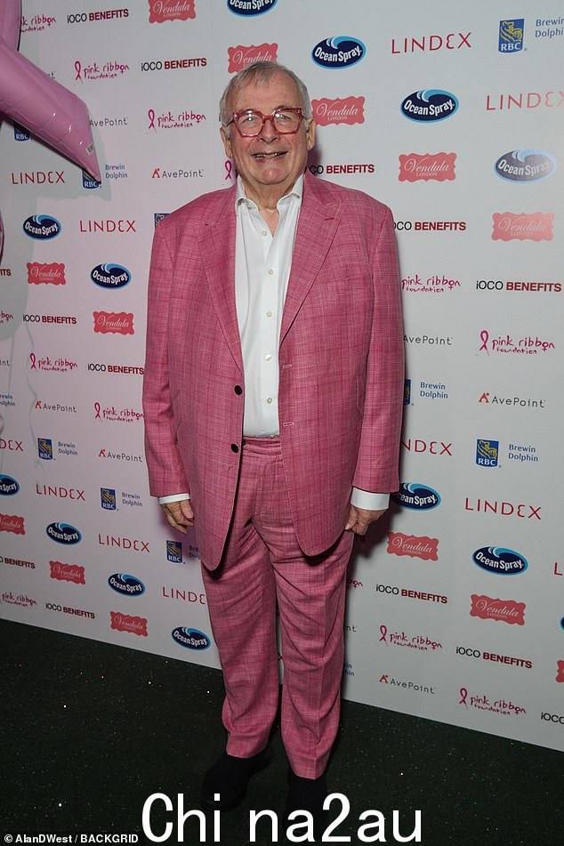 Dapper:克里斯托弗·比金斯 (Christopher Biggins) 穿着亮粉色西装出席这个场合