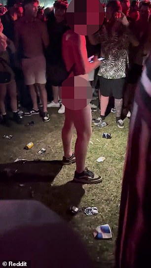 人群清理了裸体男子周围的区域
