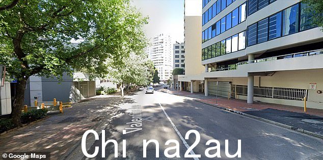 周三晚上 9.40 左右,接到刺伤报告后,紧急服务人员接到电话前往悉尼西部帕拉马塔情人节街的一家酒吧(如图所示)