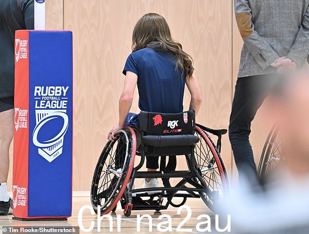她走了!凯特 (Kate) 坐在轮椅上前往球场参加会议