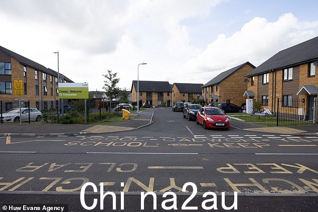 紧张局势已经酝酿了一年多 - 居民用花园椅子封锁道路,以阻止父母在街道上开车