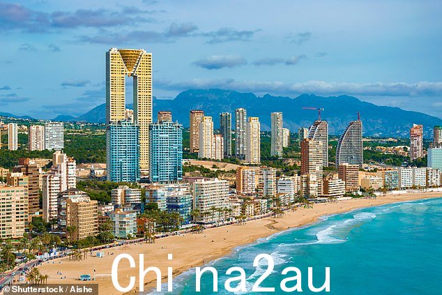 英国游客热门度假胜地贝尼多姆波尼恩特海滩档案照片