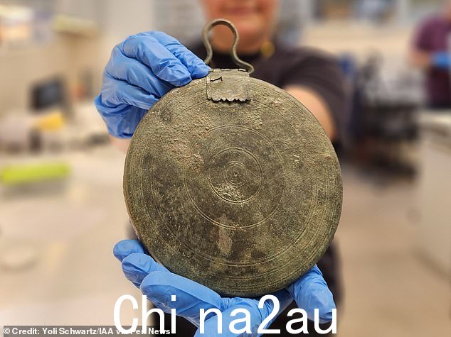 研究人员透露,此类镜子通常与希腊女性相关,并且通常装饰有理想化的女性或女神,如爱神阿芙罗狄蒂