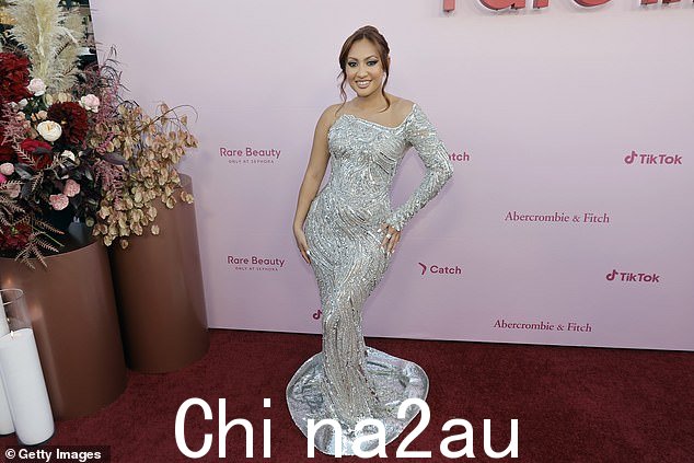 哇!周三众星云集的晚会,纪念戈麦斯的罕见影响力基金,《美国青少年的秘密生活》明星,35 岁,身着银色单肩礼服令人赞叹不已