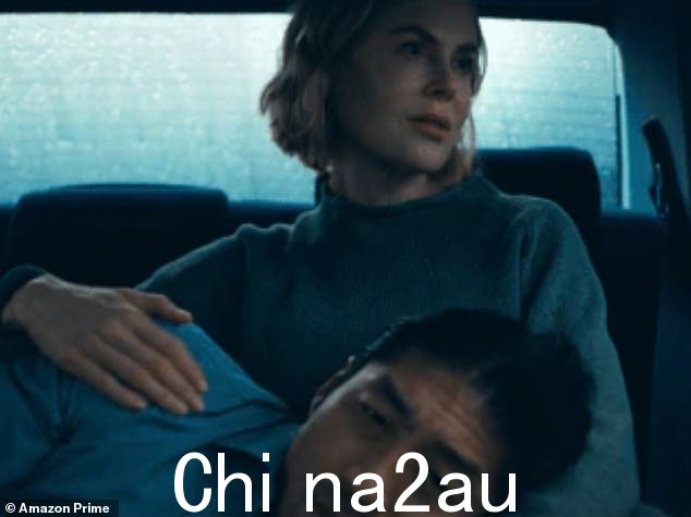 基德曼在即将推出的 Prime Video 节目中的开场照片已经发布,她看起来将在这部讲述悲剧后女性团结的剧集中展现自己的演技。图为:基德曼与联合主演 Brian Tee