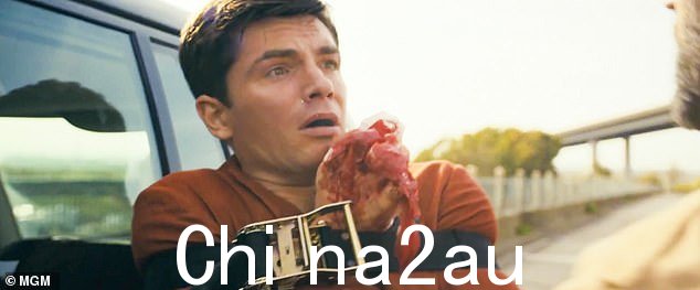 哇:克莱先生用安全带将他绑在卡车上,然后让卡车从屋顶上掉下来,男子在他摔死时尾随其后