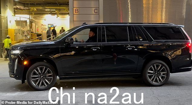 周三,乔·乔纳斯 (Joe Jonas) 的黑色 SUV 出现在办公室外。他开车出去,而索菲步行出去