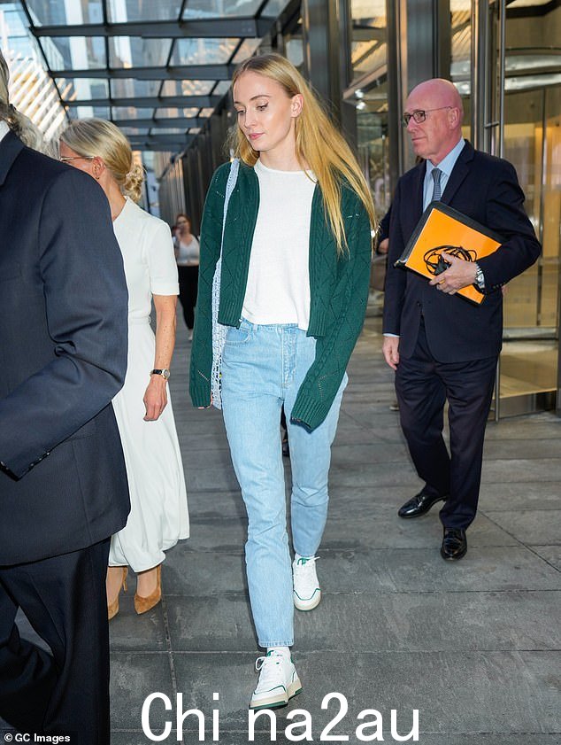 Sophie Turner 于 2023 年 10 月 4 日离开大楼