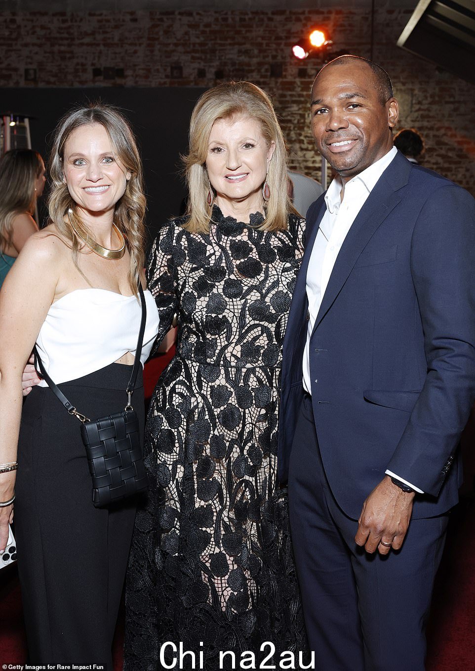 Elyse Cohen,Rare Beauty 社会影响和包容性副总裁兼 Rare Impact 基金总裁、Arianna Huffington 和 Darnell O. Strom 在镜头前度过了时光