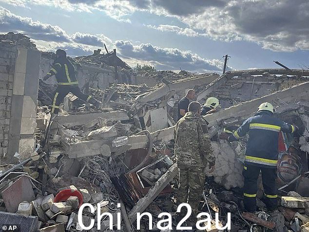 紧急救援人员在乌克兰哈尔科夫附近的 Hroza 村搜寻俄罗斯火箭弹袭击的受害者,该袭击造成至少 50 人死亡2023 年 10 月 5 日