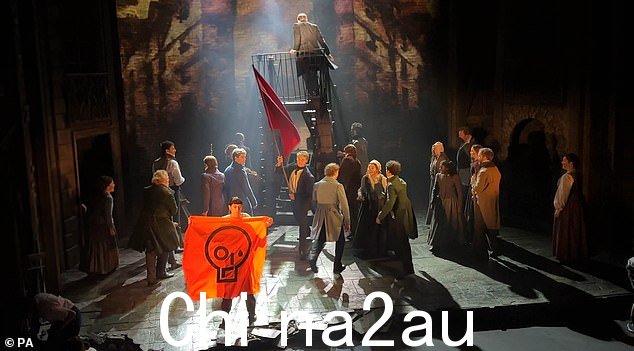 就在昨天,五名 JSO 活动人士在劫持《悲惨世界》的演出时遭到嘘声和嘲笑