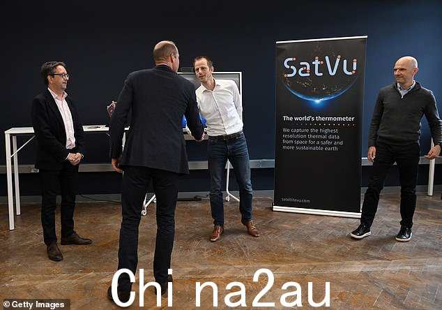 William 与自称为“世界温度计”的 SatVu 公司的员工握手