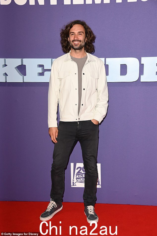 Smile:Joe Wicks 在活动中选择了奶油色夹克和黑色牛仔裤
