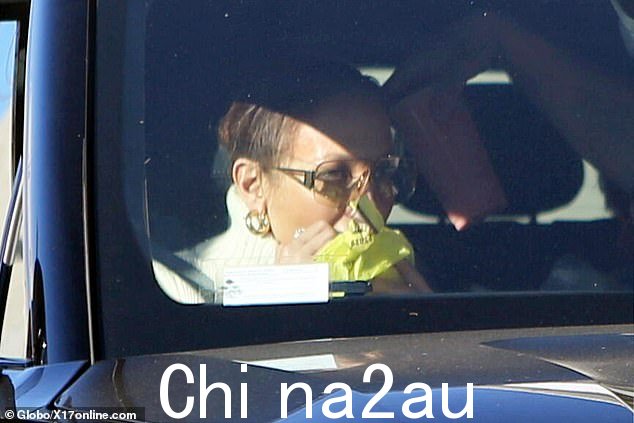 她很喜欢它!周四,詹妮弗·洛佩兹 (Jennifer Lopez) 和她的丈夫本·阿弗莱克 (Ben Affleck) 在洛杉矶享用麦当劳