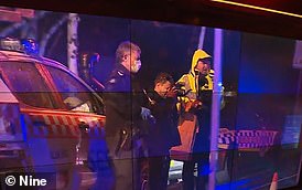 警方正在调查墨尔本北部发生的一起涉嫌绑架和刺伤事件。图为警察在现场