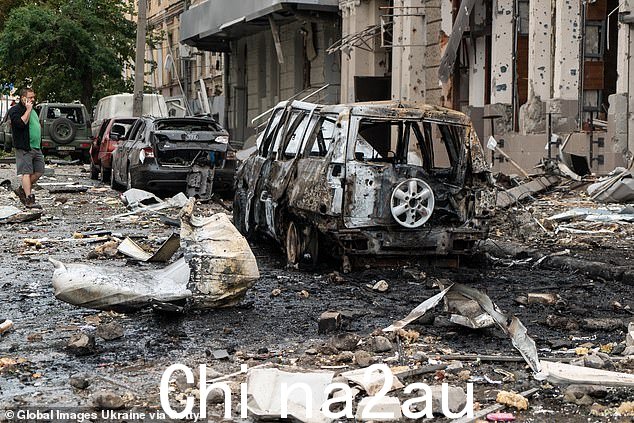 爆炸后街道上散落着烧毁的汽车和碎片