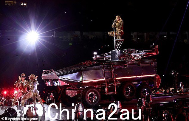 所有站点:疯狂恋爱明星在她的世界巡演中使用了各种道具