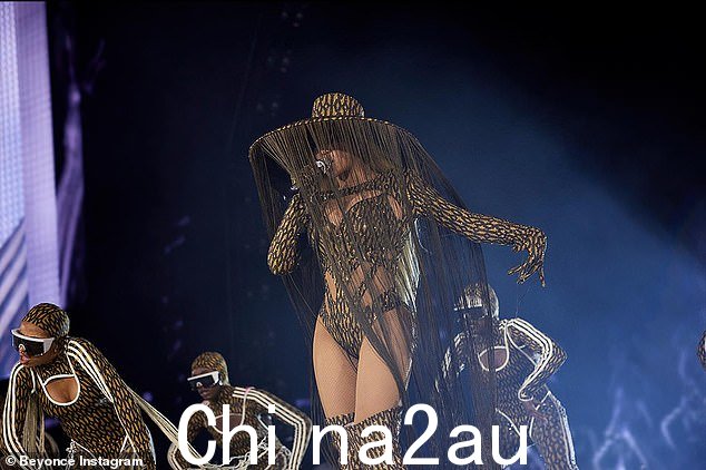 匹配:伴舞者也穿着相同的绿色和棕色图案