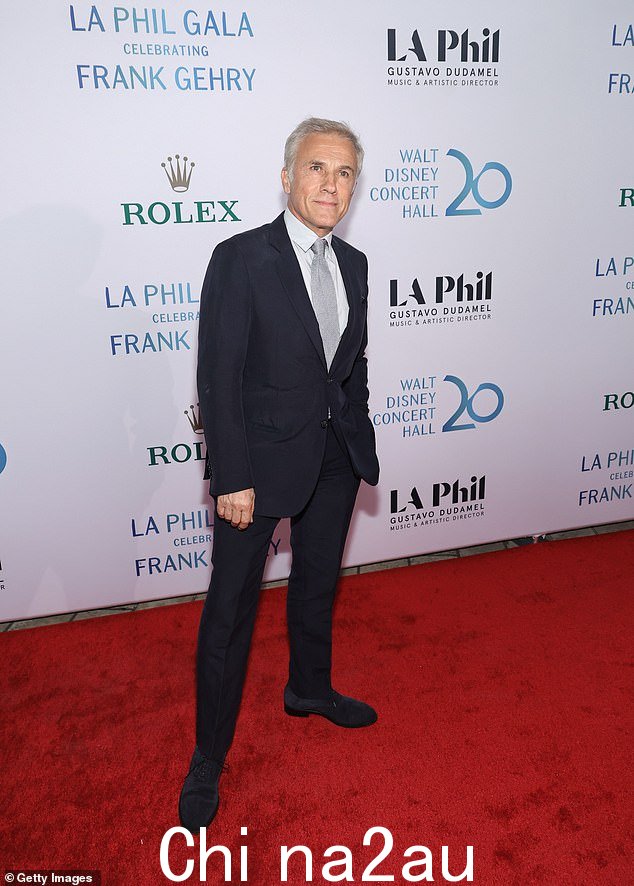 奥斯卡获奖演员 Christoph Waltz,67 岁,在活动中穿着海军蓝色西装,看起来衣冠楚楚