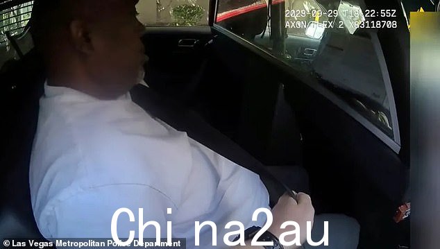 他告诉从一辆没有标记的车辆中出来逮捕他的警察:“我不在乎”和“我不担心”
