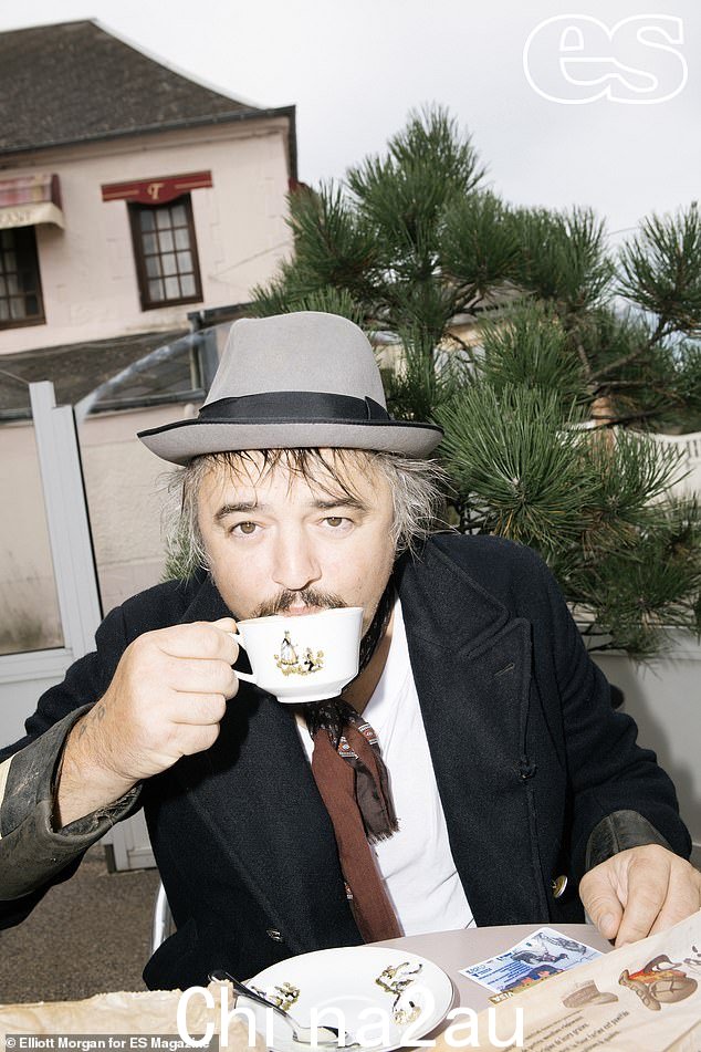 Pete Doherty 告诉 ES 杂志,他在法国吃了太多奶酪和牛奶