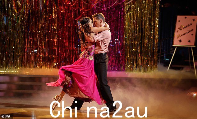 快节奏!今年表演的最后一位是 Nigel Harman 和 Katya Jones,他们随着《蝙蝠侠》中的蝙蝠侠主题曲跳起了牛仔舞
