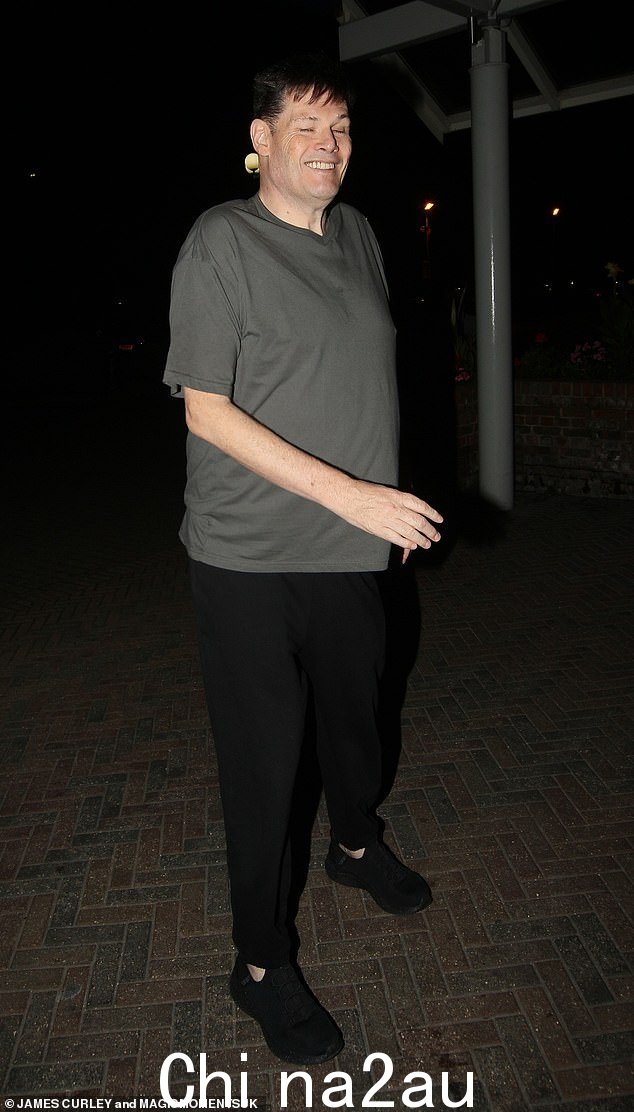 瘦身:去年,他从 5xl 衬衫尺寸减至 2xl 衬衫尺码,现在穿着黑色运动裤和纯灰色 T 恤,身材休闲