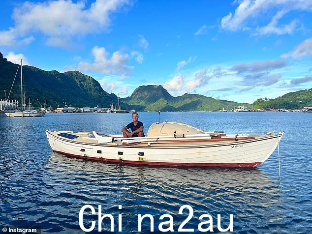 罗宾逊先生(照片摄于他在萨摩亚的船上)被发现晒伤且脱水,但其他方面还好