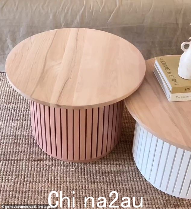 DIY 专业人士Geneva Vanderziel 是一位大师擅长使用意想不到的物品来提升她的装饰和家具。她用 Bunnings 的竹制浴垫包裹了咖啡桌的底座