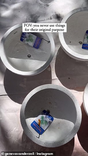 为了制作“雕塑”户外桌子的底座,她使用了 Bunnings 的四个不同形状的花盆