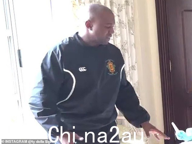 随机:坎耶·韦斯特 (Kanye West) 在修脚时穿着学校的运动毛衣,让一位贝尔法斯特女校长完全困惑不已