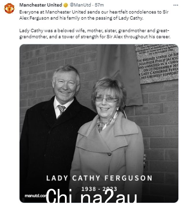 曼联今天向弗格森夫人致敬，其中包括一张她与弗格森爵士在老特拉福德外雕像揭幕仪式上的黑白照片