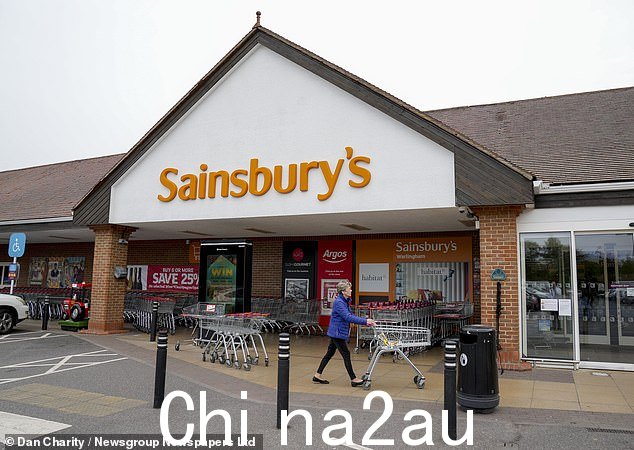 根据最新研究,对于没有会员卡的顾客来说,Sainsbury's 现在比其高端竞争对手 Waitrose 更贵。(文件图片)