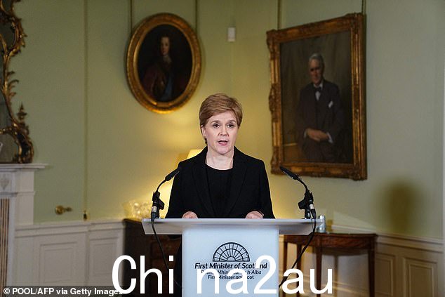苏格兰首席部长尼古拉·斯特金在英国女王伊丽莎白二世去世后在爱丁堡布特宫宣读声明