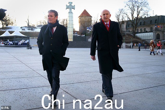 工党领袖凯尔·斯塔默爵士和影子国防部长约翰·希利走过塔林,2022 年 3 月